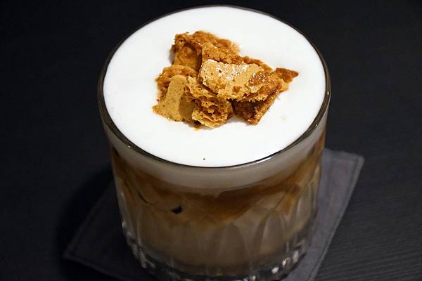 高雄不限時咖啡廳推薦!鹿聊咖啡,老屋新生建築懷舊,椪糖拿鐵綿密布丁必點!