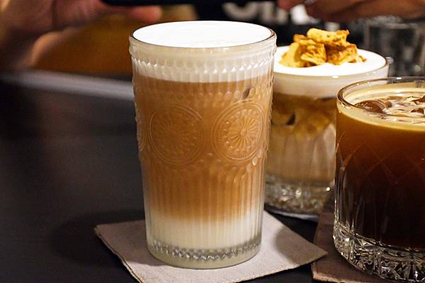 高雄不限時咖啡廳推薦!鹿聊咖啡,老屋新生建築懷舊,椪糖拿鐵綿密布丁必點!