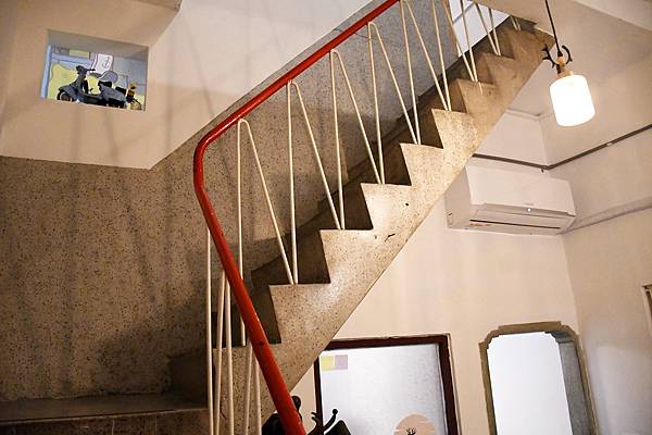 高雄不限時咖啡廳推薦!鹿聊咖啡,老屋新生建築懷舊,椪糖拿鐵綿密布丁必點!