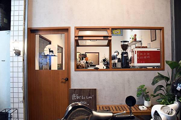 高雄不限時咖啡廳推薦!鹿聊咖啡,老屋新生建築懷舊,椪糖拿鐵綿密布丁必點!