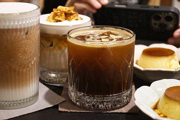 高雄不限時咖啡廳推薦!鹿聊咖啡,老屋新生建築懷舊,椪糖拿鐵綿密布丁必點!