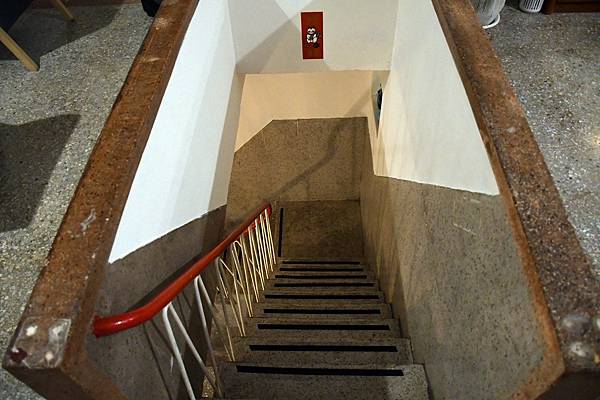 高雄不限時咖啡廳推薦!鹿聊咖啡,老屋新生建築懷舊,椪糖拿鐵綿密布丁必點!