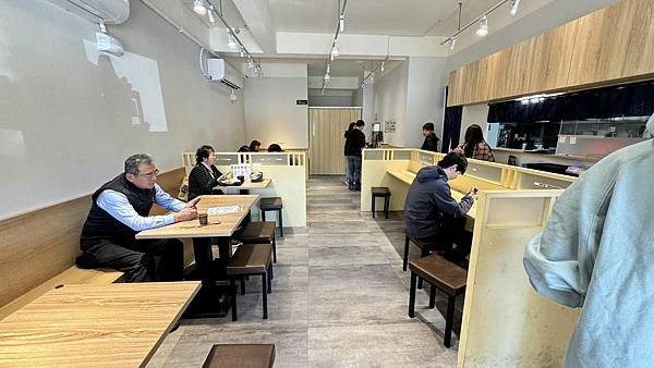 終於遇到合格的炸豬排店！雞嫩、蝦脆、蛋香濃，等再久也甘願！【