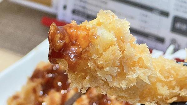 終於遇到合格的炸豬排店！雞嫩、蝦脆、蛋香濃，等再久也甘願！【