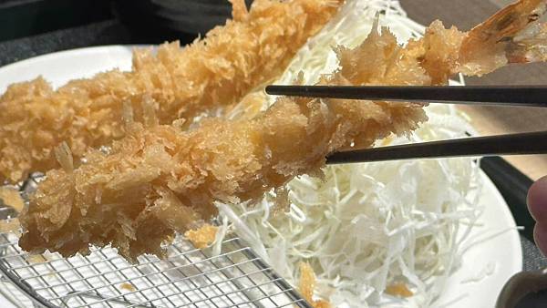 終於遇到合格的炸豬排店！雞嫩、蝦脆、蛋香濃，等再久也甘願！【