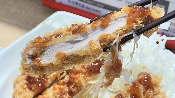 終於遇到合格的炸豬排店！雞嫩、蝦脆、蛋香濃，等再久也甘願！【