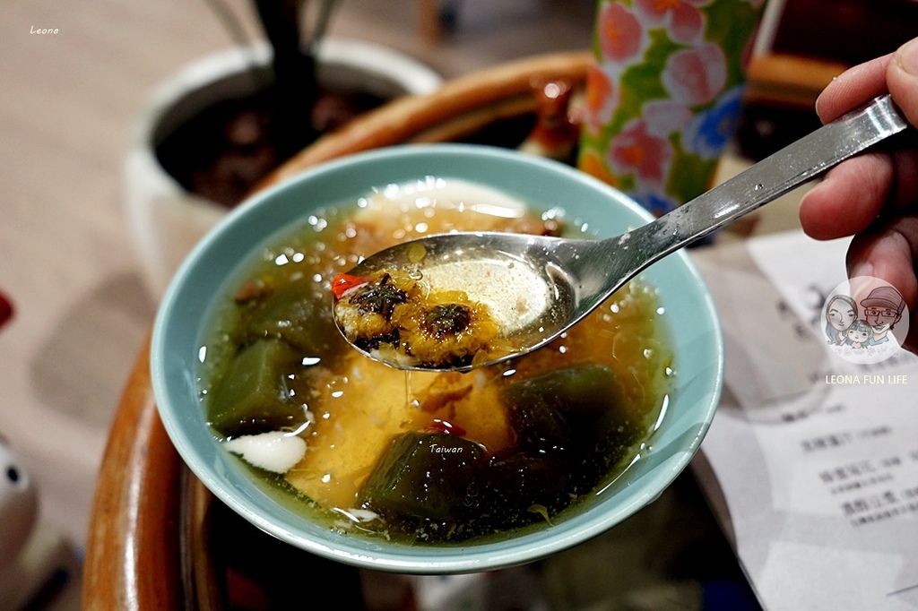 台中下午茶推薦！ 民主豆花必吃特色麻薏粉粿、蜂蜜菊花湯頭吃法。