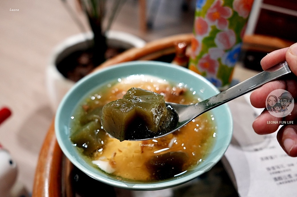 台中下午茶推薦！ 民主豆花必吃特色麻薏粉粿、蜂蜜菊花湯頭吃法。