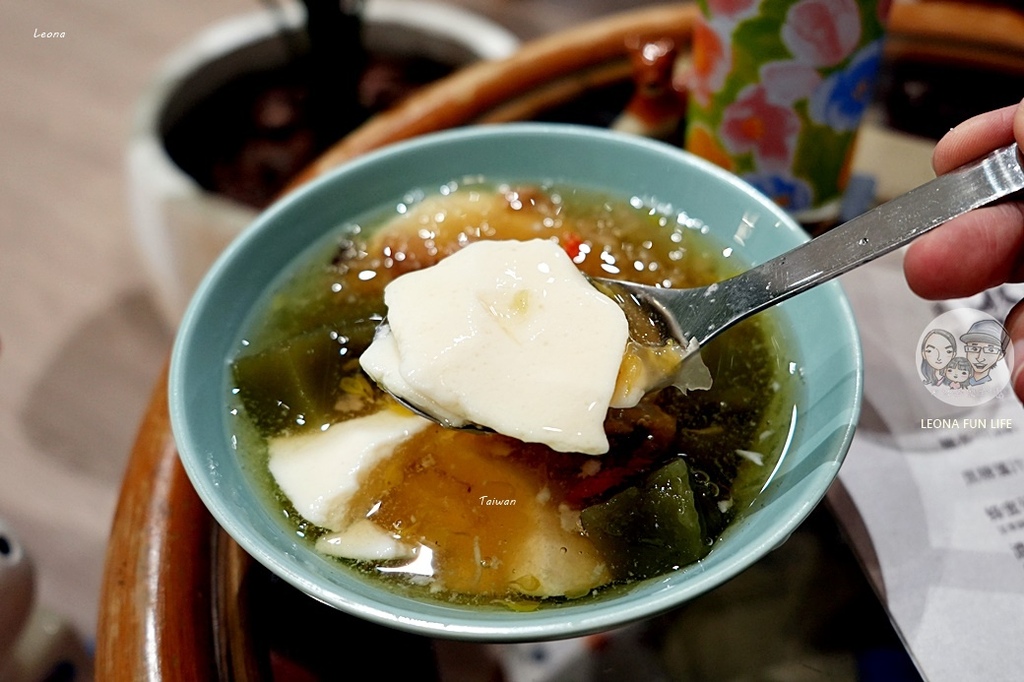 台中下午茶推薦！ 民主豆花必吃特色麻薏粉粿、蜂蜜菊花湯頭吃法。