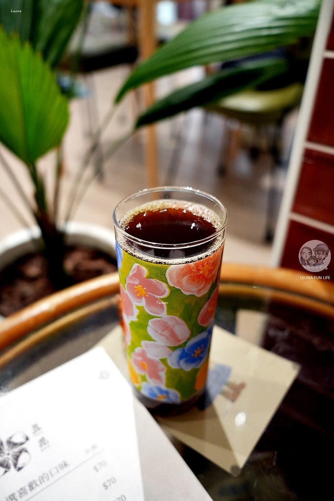 台中下午茶推薦！ 民主豆花必吃特色麻薏粉粿、蜂蜜菊花湯頭吃法。