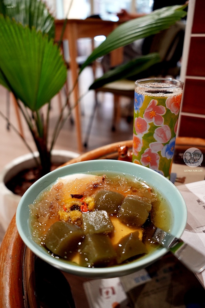 台中下午茶推薦！ 民主豆花必吃特色麻薏粉粿、蜂蜜菊花湯頭吃法。