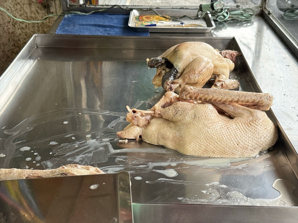 榮坤鵝肉庄⟩台中大里鵝肉店，一間很不起眼且容易錯過的鵝肉店，肉質鮮甜，鹹淡適中，有原湯跟稀釋過的鵝湯可以拿 @果果愛Fruitlove