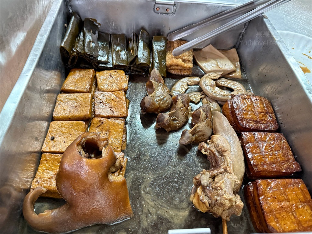 榮坤鵝肉庄⟩台中大里鵝肉店，一間很不起眼且容易錯過的鵝肉店，肉質鮮甜，鹹淡適中，有原湯跟稀釋過的鵝湯可以拿 @果果愛Fruitlove