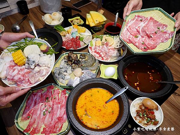 涮飽飽石頭火鍋餐食合照.jpg 涮飽飽石頭火鍋餐食合照.jpg