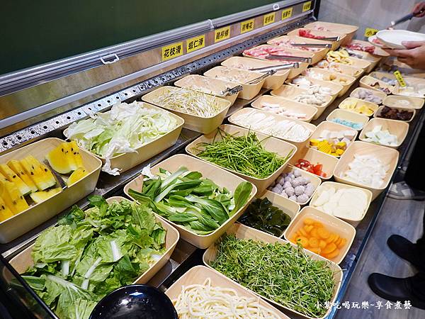自助時蔬肉品鍋物區-涮飽飽石頭火鍋 (2).jpg 自助時蔬肉品鍋物區-涮飽飽石頭火鍋 (2).jpg
