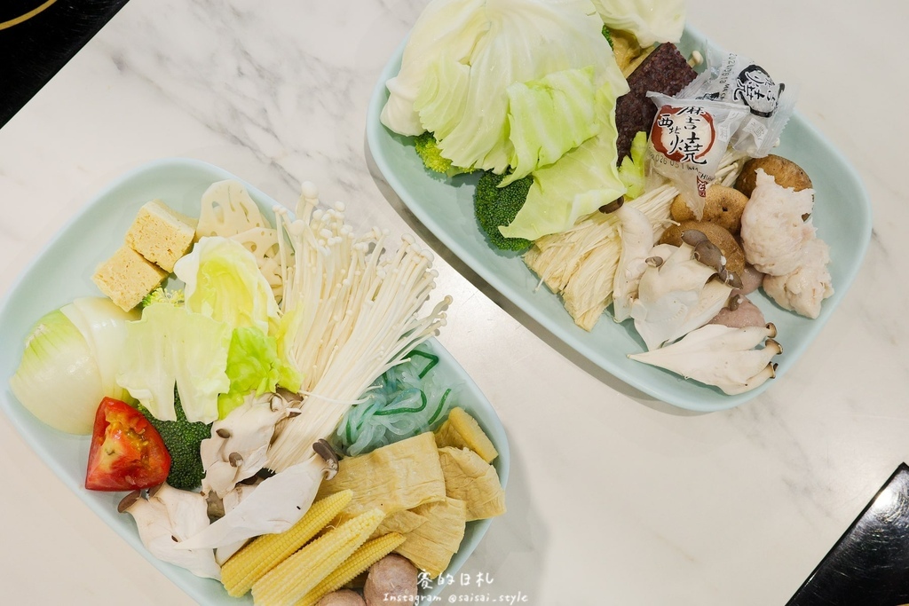 台中火鍋吃到飽！冭夯鍋物3D肉肉蛋糕超浮誇，超過30種蔬菜自助吧吃到飽。