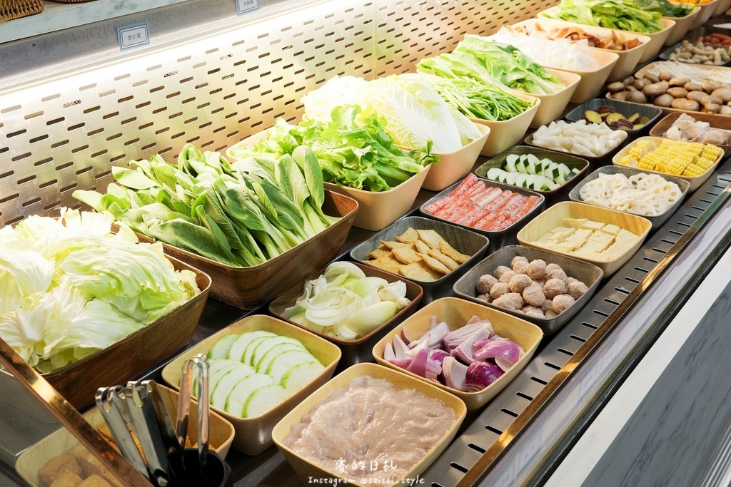 台中火鍋吃到飽！冭夯鍋物3D肉肉蛋糕超浮誇，超過30種蔬菜自助吧吃到飽。