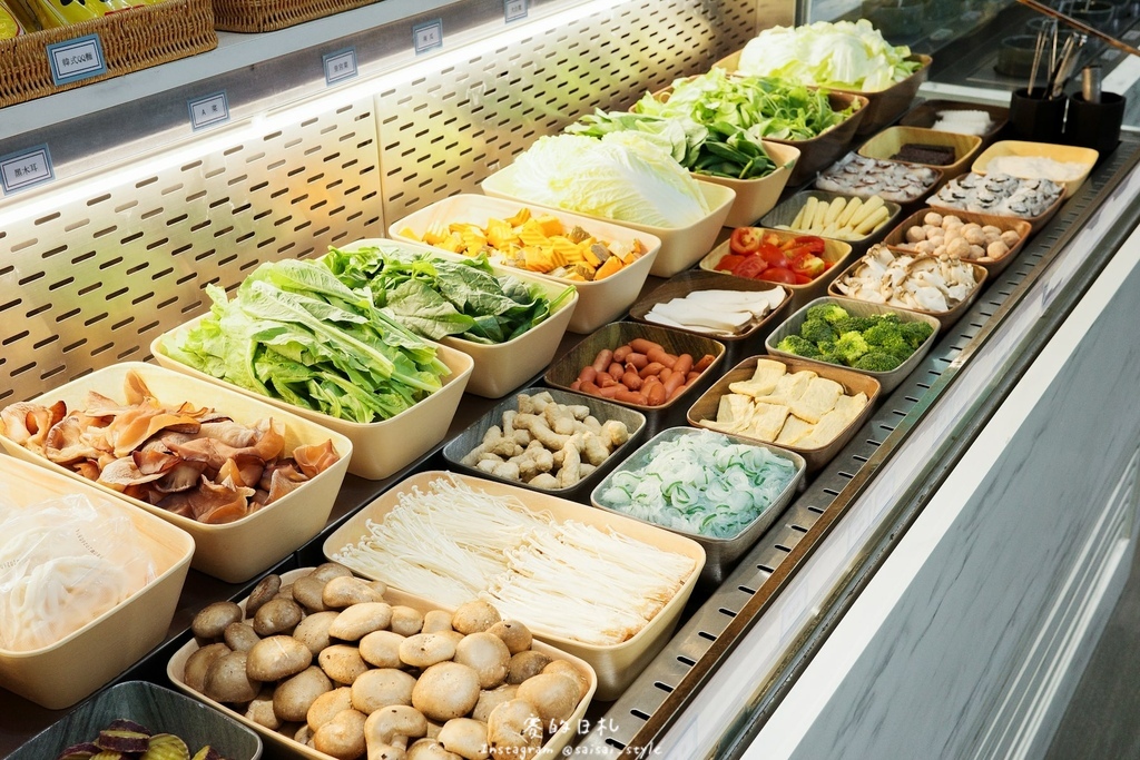 台中火鍋吃到飽！冭夯鍋物3D肉肉蛋糕超浮誇，超過30種蔬菜自助吧吃到飽。