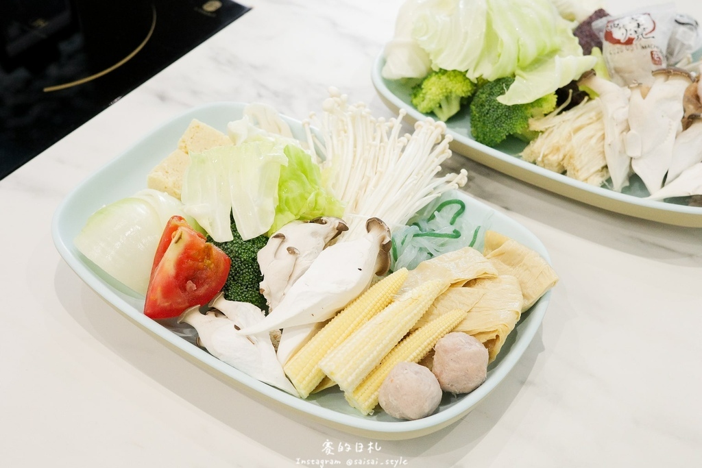 台中火鍋吃到飽！冭夯鍋物3D肉肉蛋糕超浮誇，超過30種蔬菜自助吧吃到飽。