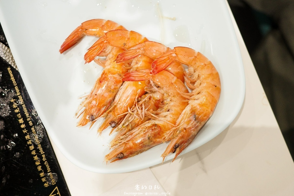 台中火鍋吃到飽！冭夯鍋物3D肉肉蛋糕超浮誇，超過30種蔬菜自助吧吃到飽。