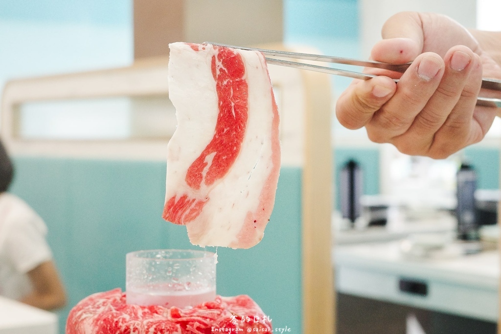 台中火鍋吃到飽！冭夯鍋物3D肉肉蛋糕超浮誇，超過30種蔬菜自助吧吃到飽。