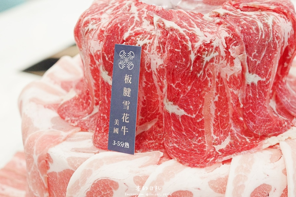 台中火鍋吃到飽！冭夯鍋物3D肉肉蛋糕超浮誇，超過30種蔬菜自助吧吃到飽。