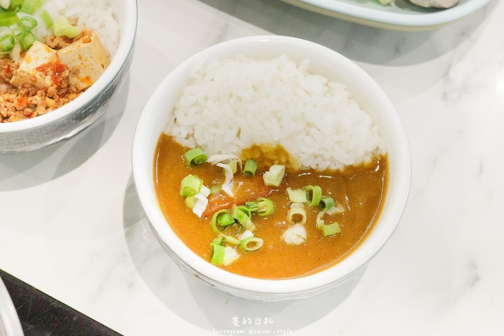 台中火鍋吃到飽！冭夯鍋物3D肉肉蛋糕超浮誇，超過30種蔬菜自助吧吃到飽。