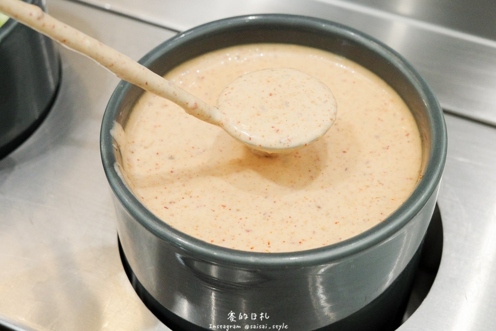 台中火鍋吃到飽！冭夯鍋物3D肉肉蛋糕超浮誇，超過30種蔬菜自助吧吃到飽。