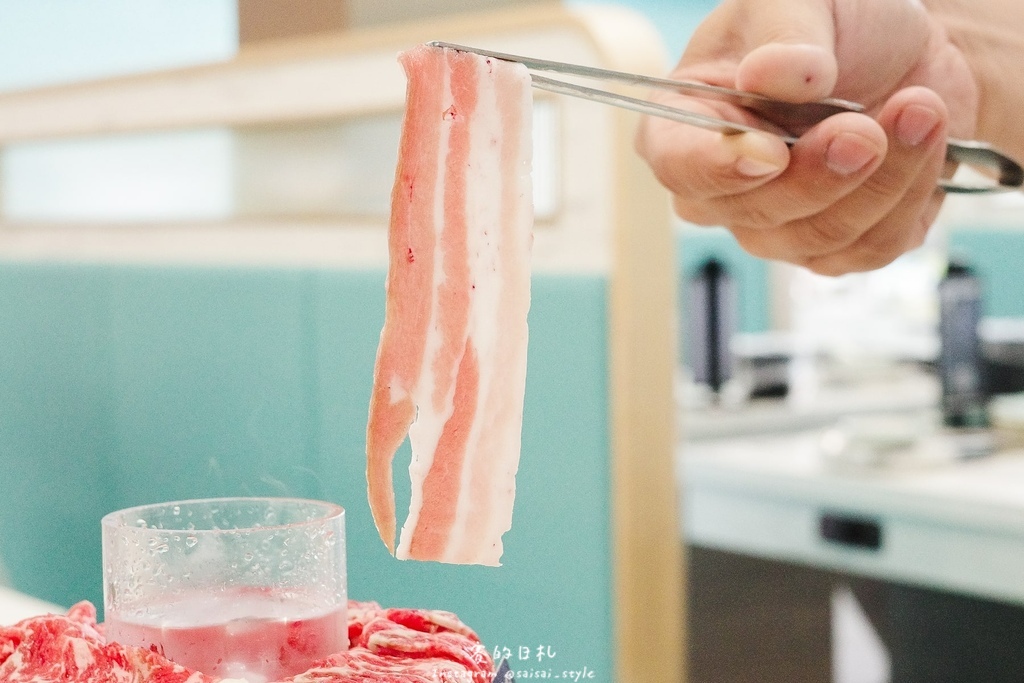 台中火鍋吃到飽！冭夯鍋物3D肉肉蛋糕超浮誇，超過30種蔬菜自助吧吃到飽。