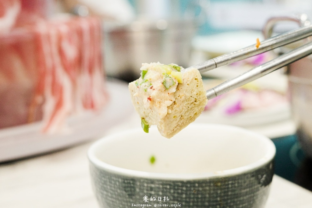 台中火鍋吃到飽！冭夯鍋物3D肉肉蛋糕超浮誇，超過30種蔬菜自助吧吃到飽。