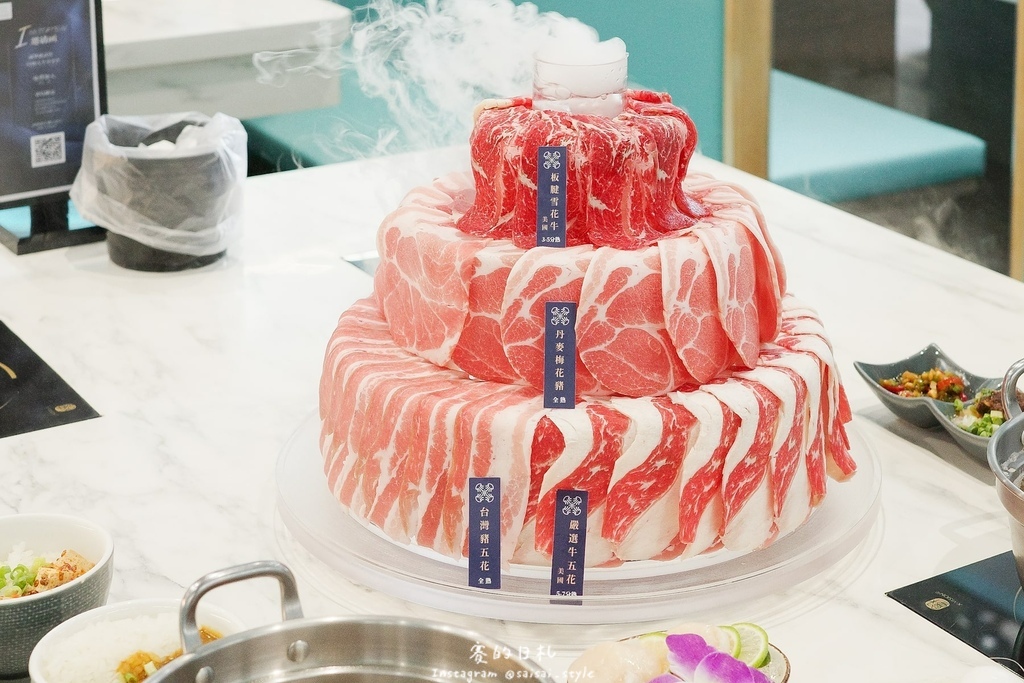 台中火鍋吃到飽！冭夯鍋物3D肉肉蛋糕超浮誇，超過30種蔬菜自助吧吃到飽。