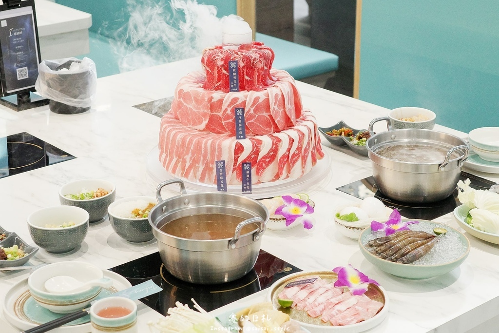 台中火鍋吃到飽！冭夯鍋物3D肉肉蛋糕超浮誇，超過30種蔬菜自助吧吃到飽。