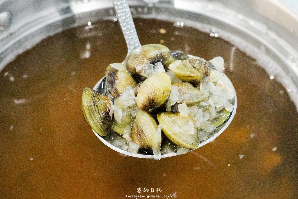 台中火鍋吃到飽！冭夯鍋物3D肉肉蛋糕超浮誇，超過30種蔬菜自助吧吃到飽。