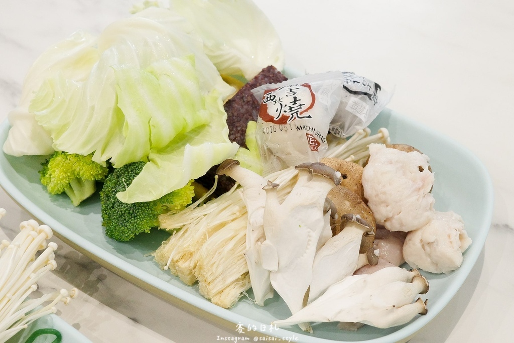 台中火鍋吃到飽！冭夯鍋物3D肉肉蛋糕超浮誇，超過30種蔬菜自助吧吃到飽。