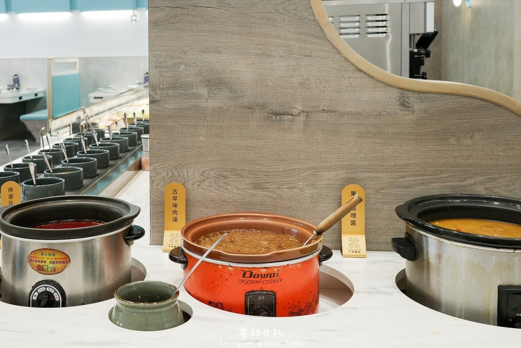 台中火鍋吃到飽！冭夯鍋物3D肉肉蛋糕超浮誇，超過30種蔬菜自助吧吃到飽。