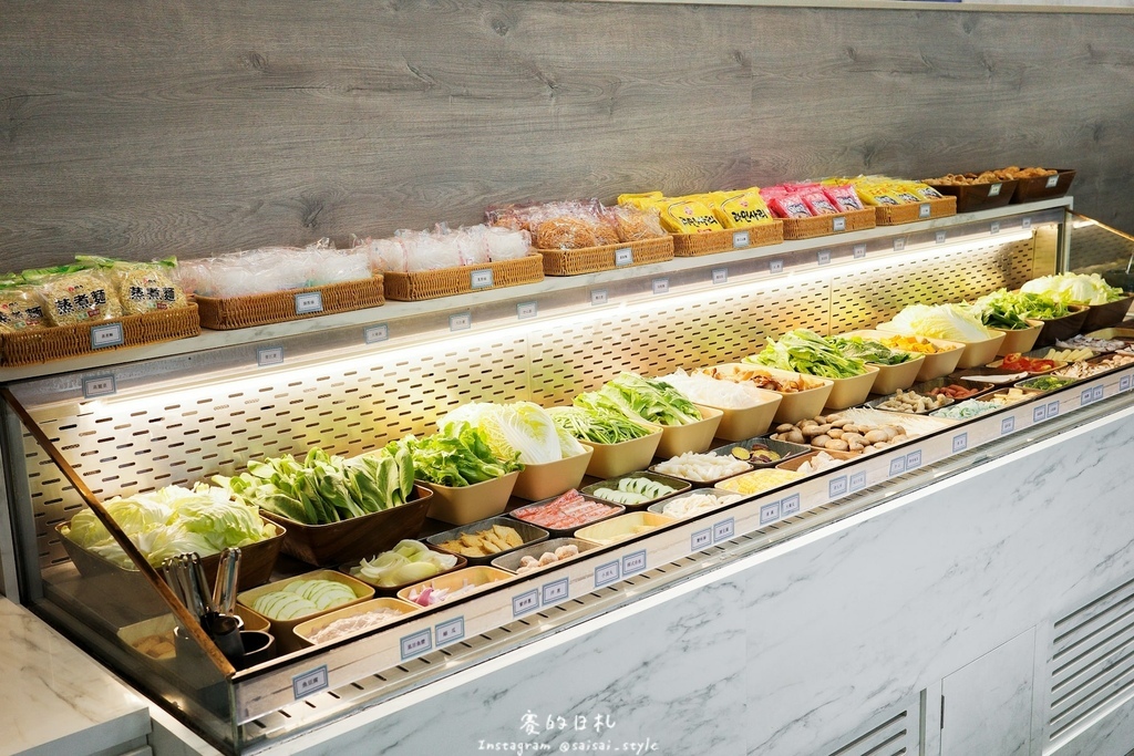 台中火鍋吃到飽！冭夯鍋物3D肉肉蛋糕超浮誇，超過30種蔬菜自助吧吃到飽。