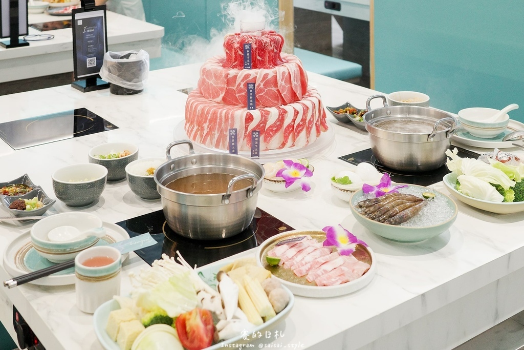 台中火鍋吃到飽！冭夯鍋物3D肉肉蛋糕超浮誇，超過30種蔬菜自助吧吃到飽。