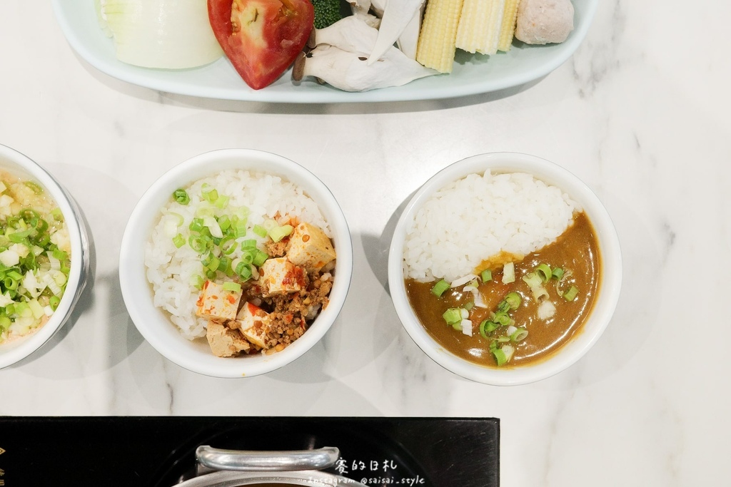 台中火鍋吃到飽！冭夯鍋物3D肉肉蛋糕超浮誇，超過30種蔬菜自助吧吃到飽。