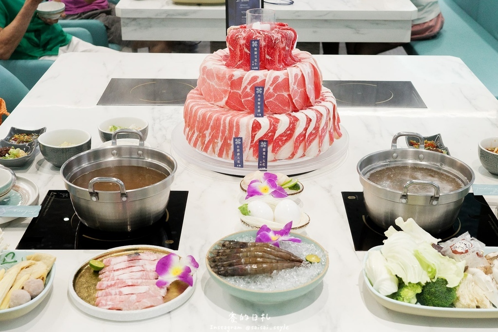 台中火鍋吃到飽！冭夯鍋物3D肉肉蛋糕超浮誇，超過30種蔬菜自助吧吃到飽。