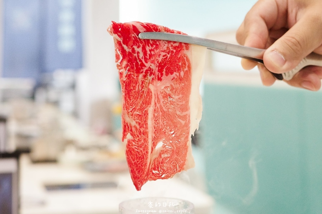 台中火鍋吃到飽！冭夯鍋物3D肉肉蛋糕超浮誇，超過30種蔬菜自助吧吃到飽。