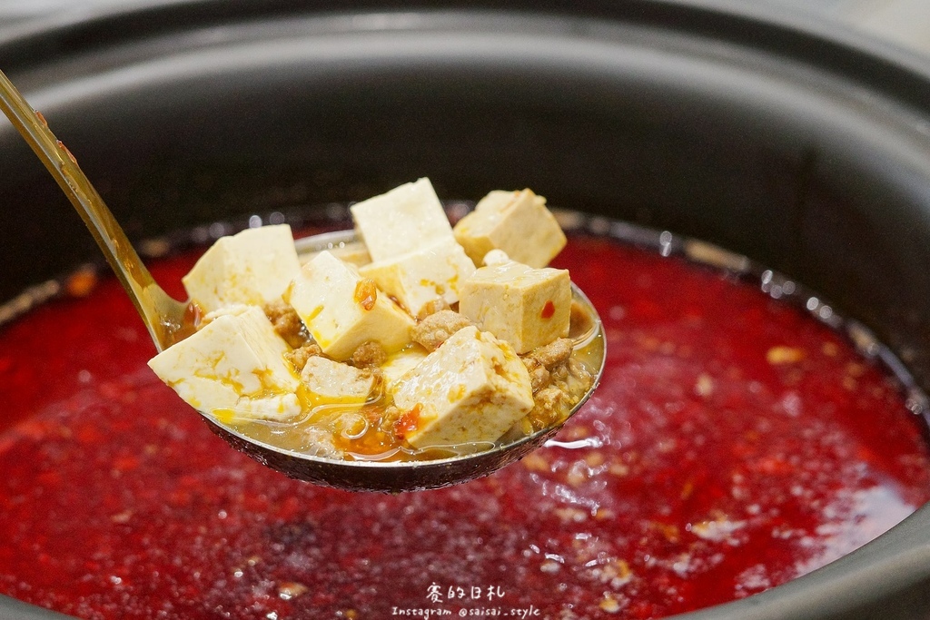 台中火鍋吃到飽！冭夯鍋物3D肉肉蛋糕超浮誇，超過30種蔬菜自助吧吃到飽。