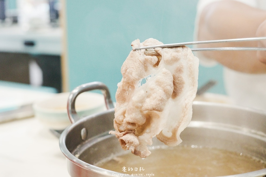 台中火鍋吃到飽！冭夯鍋物3D肉肉蛋糕超浮誇，超過30種蔬菜自助吧吃到飽。