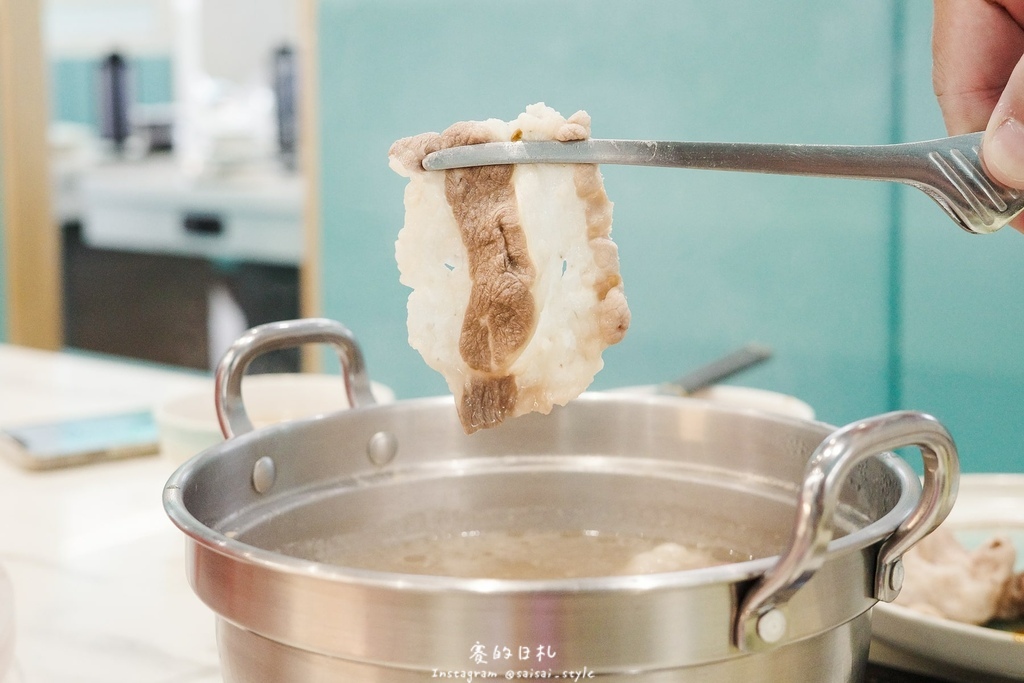 台中火鍋吃到飽！冭夯鍋物3D肉肉蛋糕超浮誇，超過30種蔬菜自助吧吃到飽。