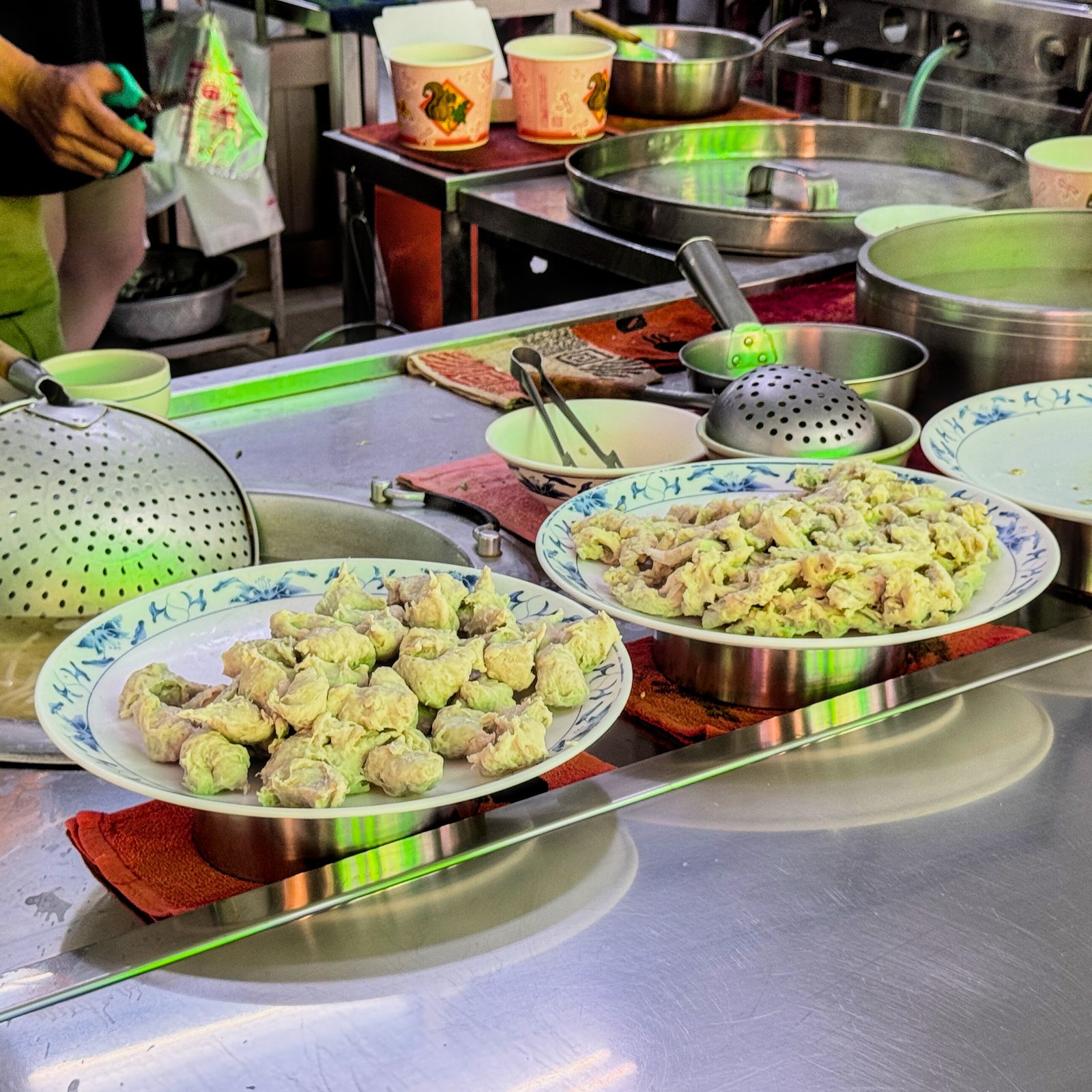 高雄鹽埕早餐必吃！阿貴虱目魚店高雄人激推，魚肚丸、魚皮湯超鮮甜。