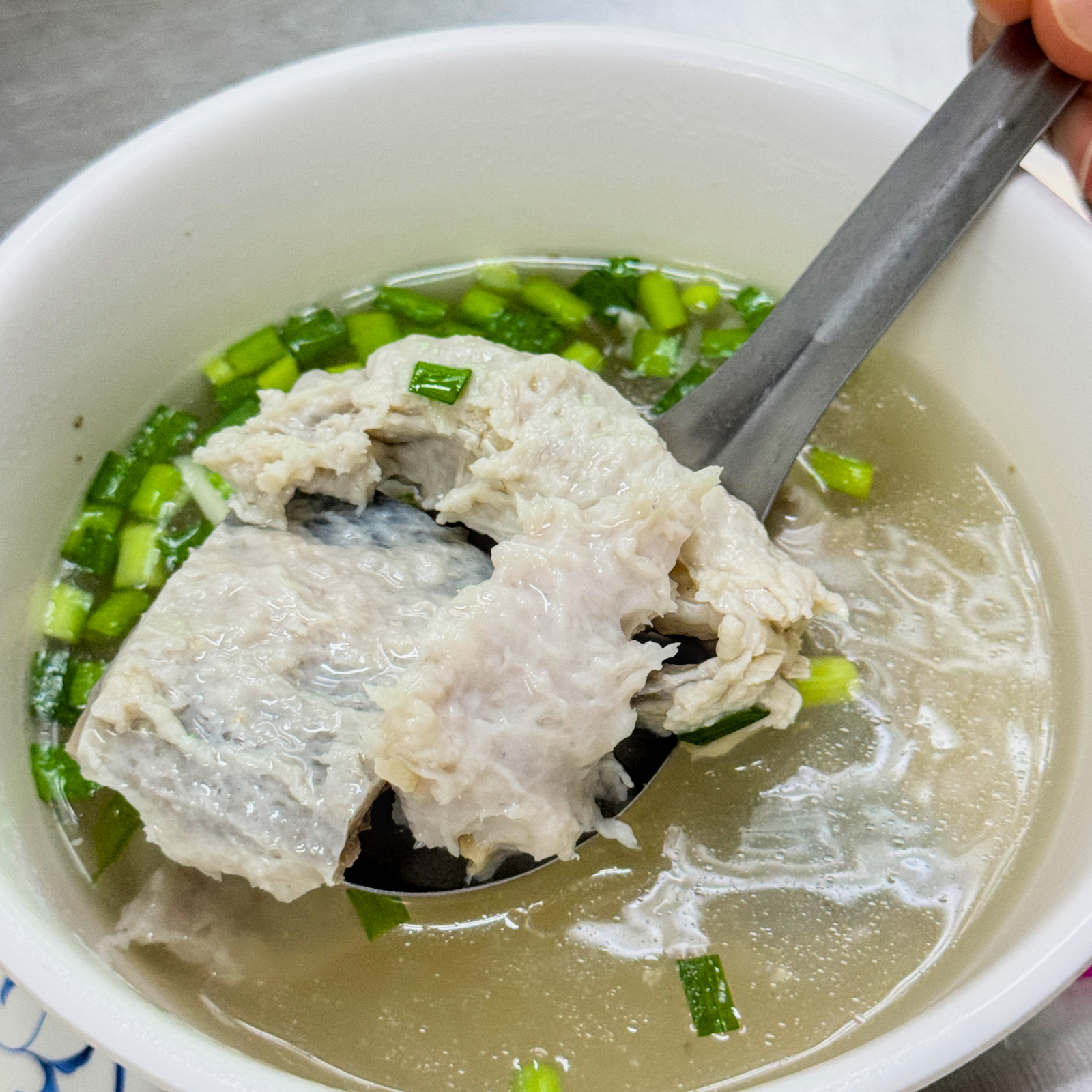 高雄鹽埕早餐必吃！阿貴虱目魚店高雄人激推，魚肚丸、魚皮湯超鮮甜。