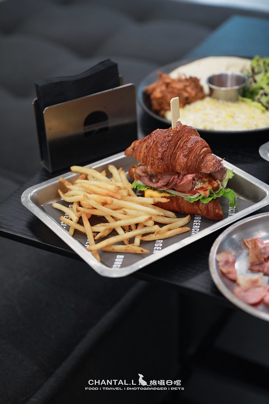 民生社區漢堡店！黑灰系Burgerciaga 漢堡世家，寵物友善毛孩可落地入座。