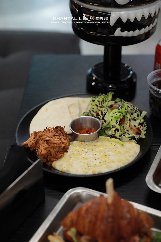 民生社區漢堡店！黑灰系Burgerciaga 漢堡世家，寵物友善毛孩可落地入座。