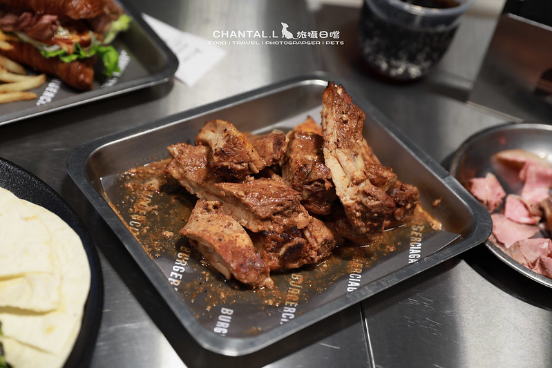 民生社區漢堡店！黑灰系Burgerciaga 漢堡世家，寵物友善毛孩可落地入座。