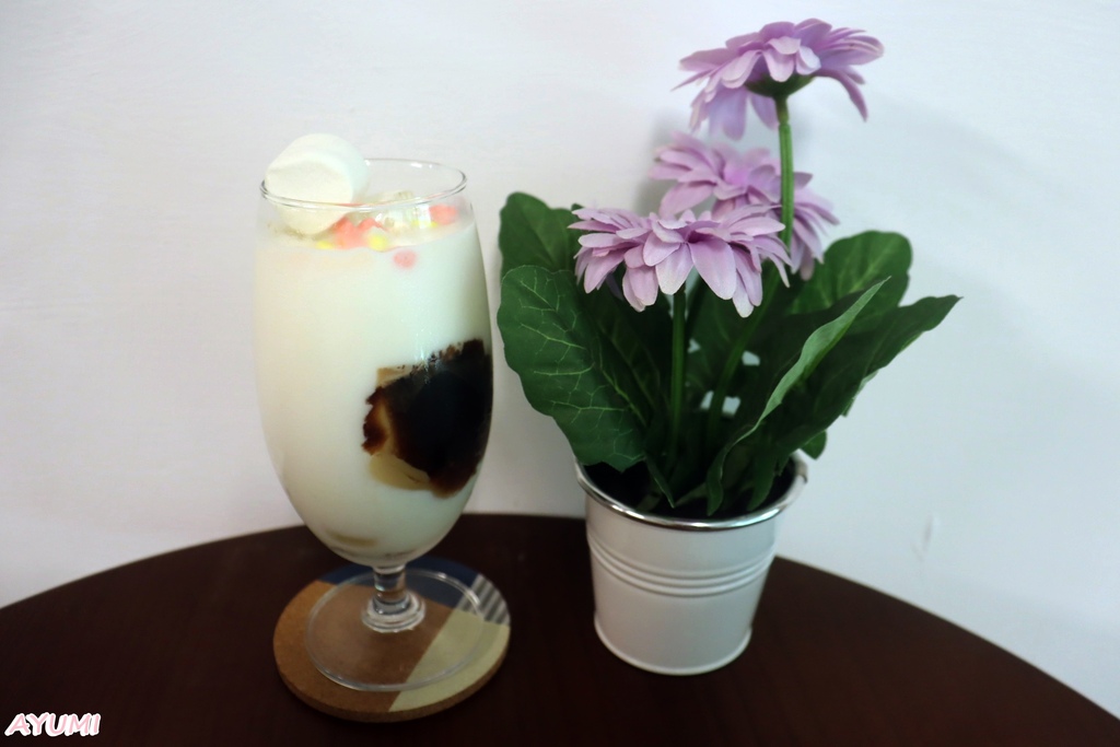 [台南南區咖啡館推薦]有為青年的年輕人開的少買咖啡館/店內設