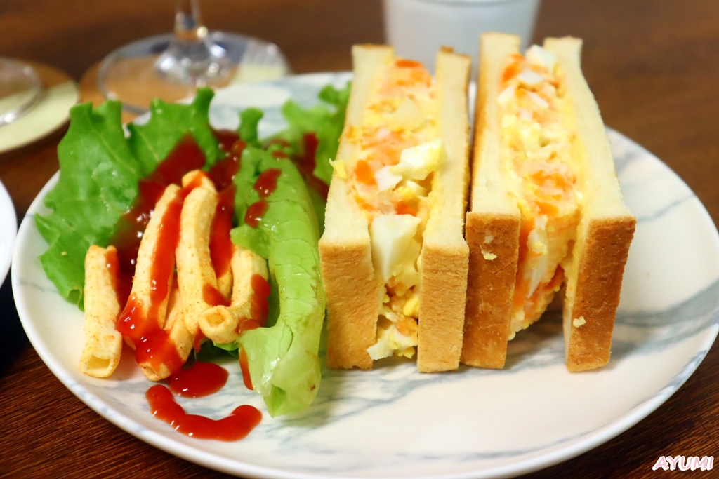 [台南南區咖啡館推薦]有為青年的年輕人開的少買咖啡館/店內設